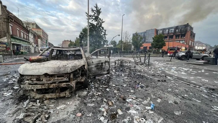 Fransa'da kaos büyüyor! Yağma, kargaşa, sokak olayları... OHAL ilan edilecek mi? Macron'dan ateşi körükleyen adım