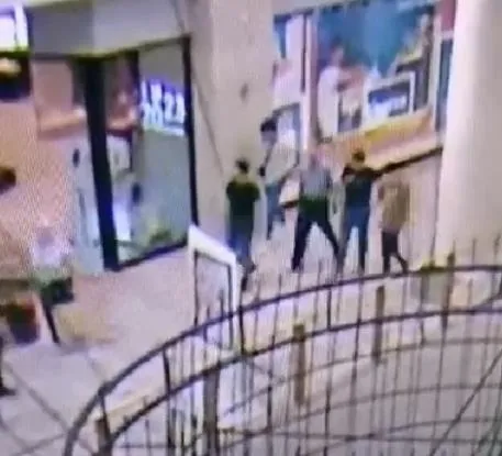 istanbul-bayrampasada-avmde-teroristin-cantasindaki-patlama-aninin-goruntuleri-ortaya-cikti-1694779075442.jpeg İstanbul Bayrampaşa'da AVM'de teröristin çantasındaki patlama anının görüntüleri ortaya çıktı - 2