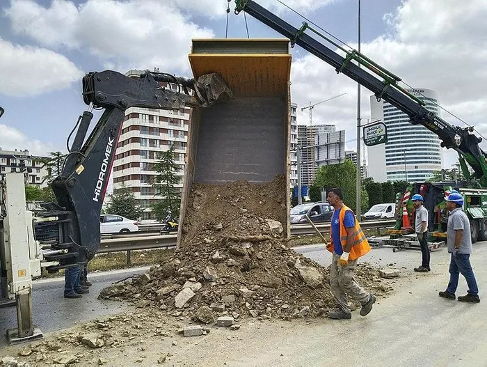 1719566803615.jpeg Ümraniye'de kontrolden çıkan hafriyat kamyonu refüje çıktı - 2