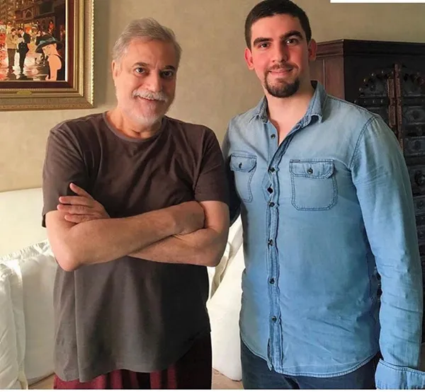 1639109190538.jpg Mehmet Ali Erbil'e sandalye ile saldırdı! Samimi sohbet kavgaya dönüştü - 4