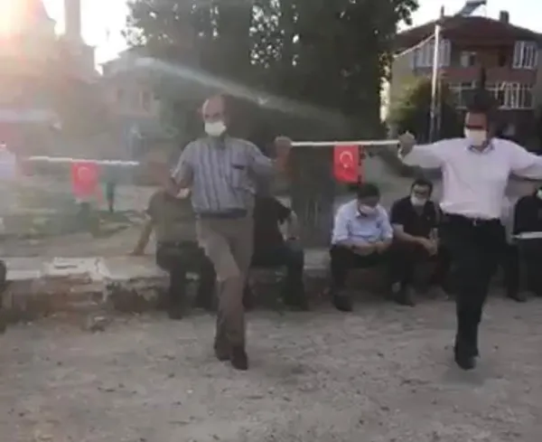 Sosyal mesafeli halay! Sağlık Bakanı Fahrettin Koca örnek gösterdi