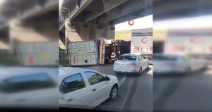 D-100 karayolunda TIR devrildi! Sürücü öldü
