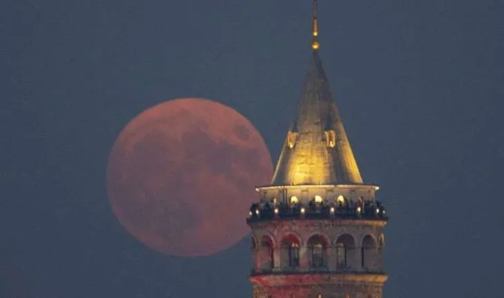 Eşsiz manzara! ’Süper Ay’ İstanbul’da Galata Kulesi ile birlikte görüntülendi