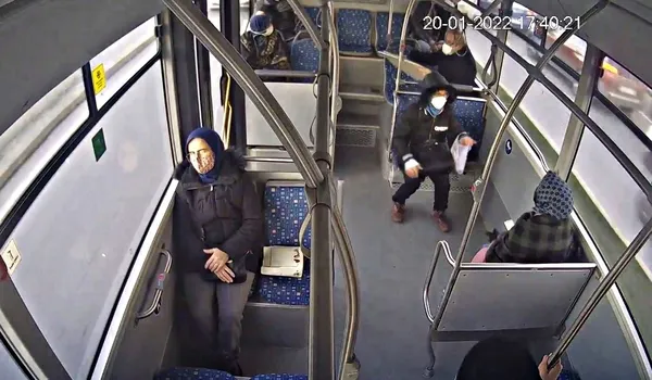 1642792708657.jpg Belediye otobüsünde zamanla yarış! Sakarya'da kalp krizi geçiren vatandaşı belediye otobüsü şoförü hastaneye yetiştirdi - 1
