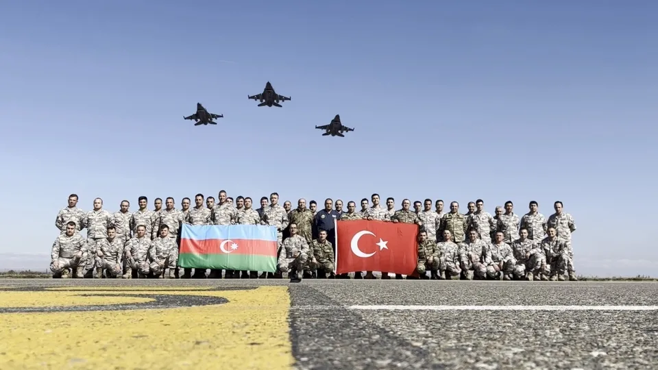 Azerbaycan ve Türkiye'den askeri gövde gösterisi