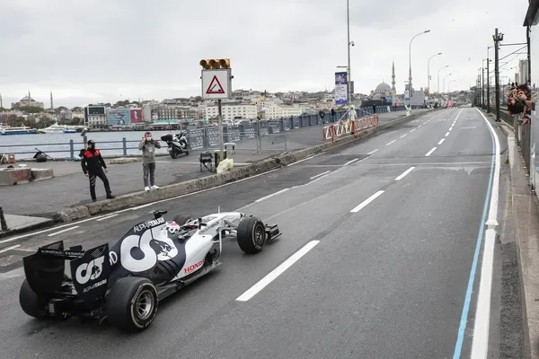 Formula 1 aracı Galata Köprüsü üzerinde iki tur attı