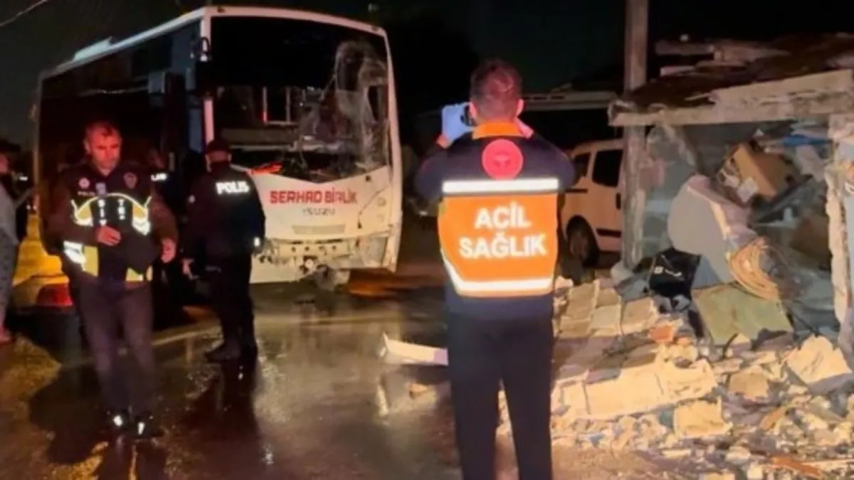 Minibüs eve daldı! Duvar yıkıldı hasar oluştu