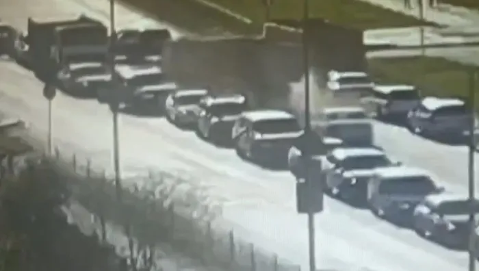 Son dakika: Korkunç anlar kamerada! Freni boşalan kamyon 8 aracı ezdi - 1