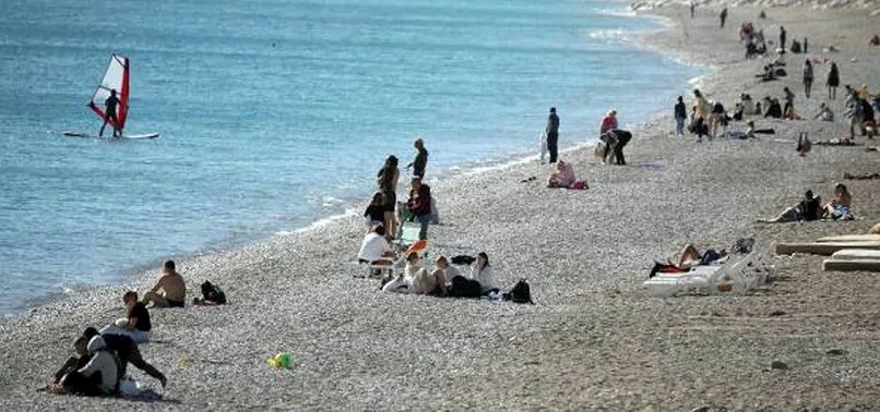 Antalya’da sıcaklık rekoru! Halk sahilde