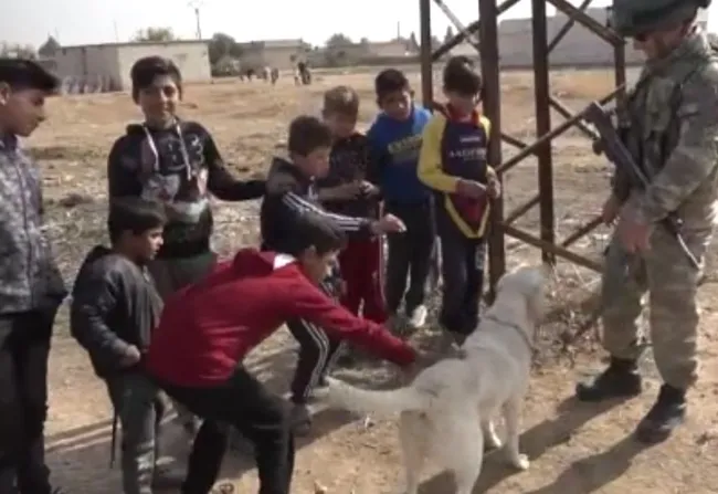 Mehmetçik, Suriyeli çocuklarla oyun oynadı, köpek sevdi - 1