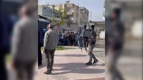 7li-koalisyonun-ortagi-hdpden-skandal-provokasyon-teroristbasi-ocalanin-dogum-gununu-kutladilar-1680599262459.jpg 7'li koalisyonun ortağı HDP'den skandal provokasyon! Teröristbaşı Öcalan'ın doğum gününü kutladılar - 3