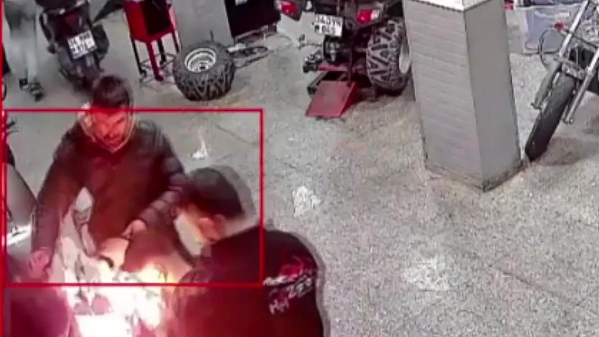 Tamir edilmeye çalışılan motosiklette yangın çıktı: O anlar kameraya yansıdı