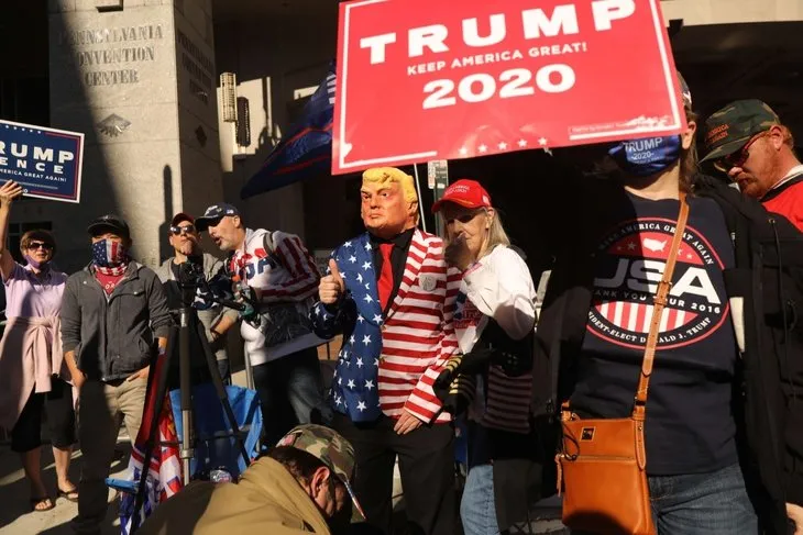 ABD başkanlık yarışında oy sayımının sürdüğü Philadelphia’da Trump ve Biden destekçileri karşı karşıya geldi