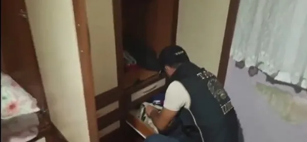 bombali-saldiri-engellendi-izmirdeki-operasyonda-eylem-hazirligindaki-10-deasli-yakalandi-1695389888716.jpg Bombalı saldırı engellendi! İzmir'deki operasyonda eylem hazırlığındaki 10 DEAŞ'lı yakalandı - 3