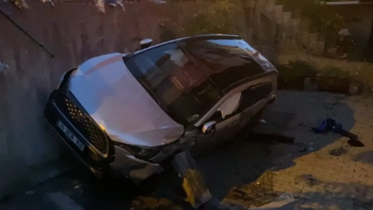 İstanbul'da apartman bahçesine düşen otomobil paniğe neden oldu! 1 yaralı