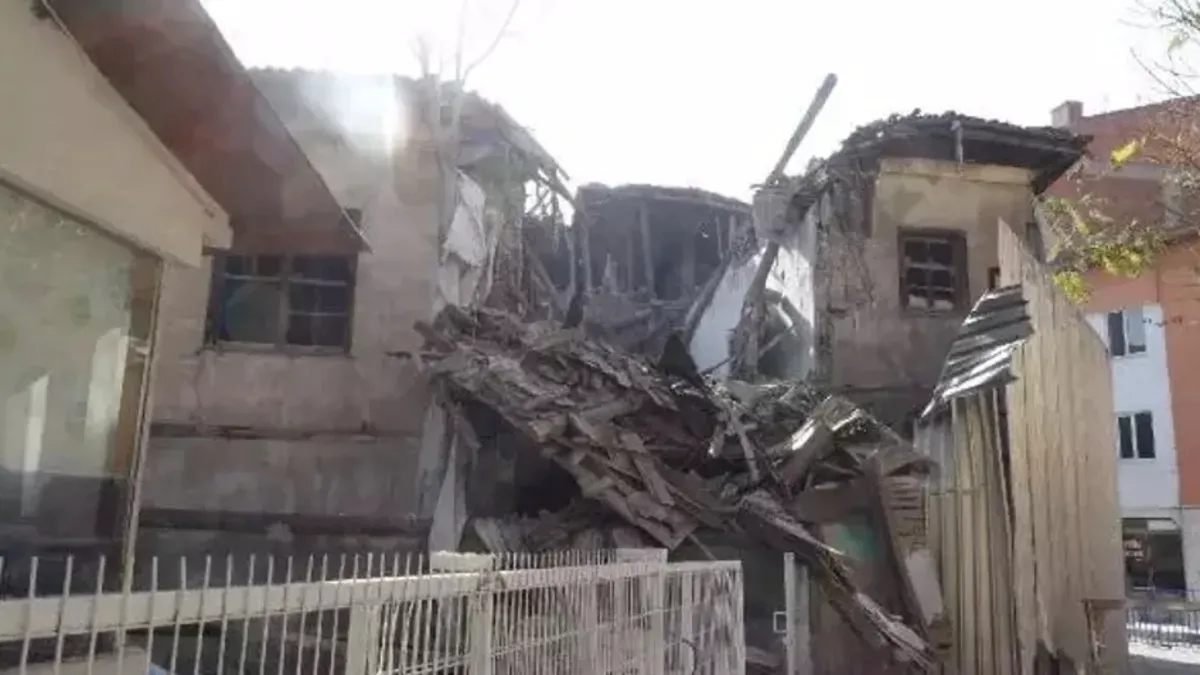 Çorum'da iki katlı metruk bina çöktü