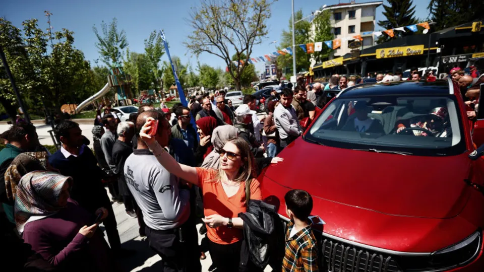TOGG Düzce’de! Yerli ve milli otomobile vatandaşlardan yoğun ilgi