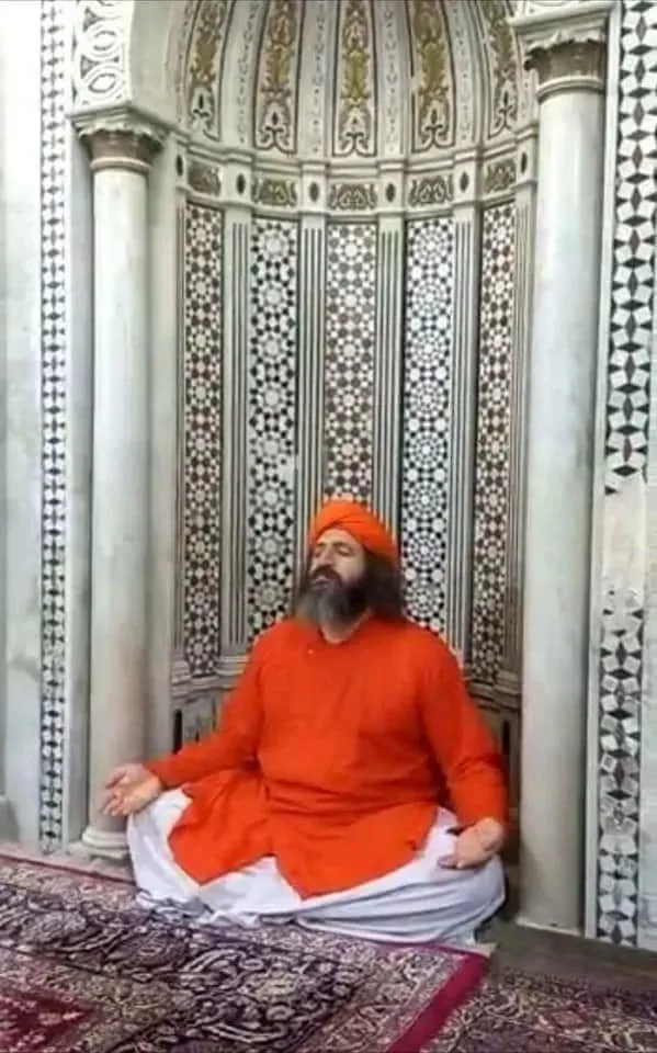 Şam’daki 1300 yıllık Emevi Camii’nde büyük saygısızlık: Budistler ayin düzenledi! Görüntüler infial yarattı