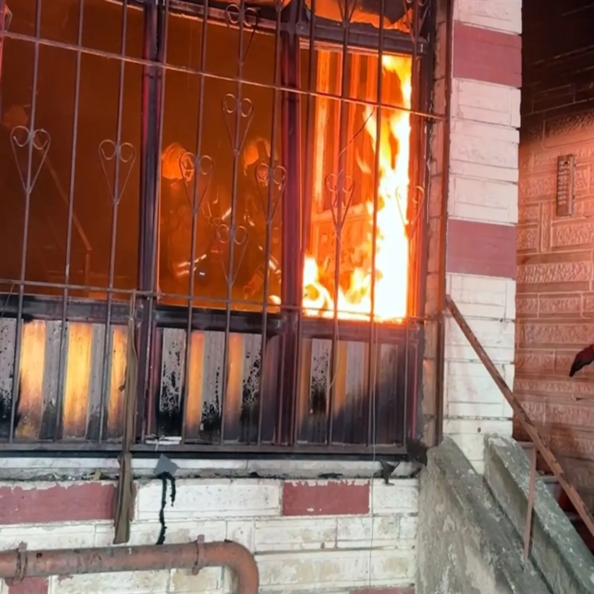 Avcılar'da 4 katlı binada yangın! 20 kişi mahsur kaldı