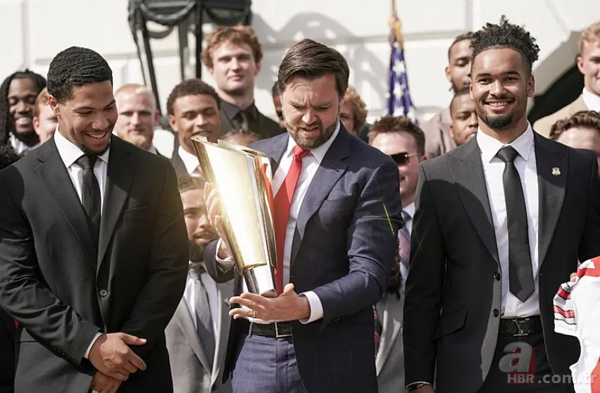Trump’ın Başkan Yardımcısı JD Vance şampiyonluk kupasını düşürdü! Espriyle toparlamaya çalıştı ama... 3