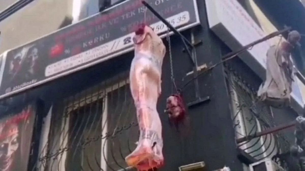 Semih Çelik vahşetinin ardından İzmir'de skandal tasvirler! Reklam amaçlı asılan cansız mankenler toplatıldı