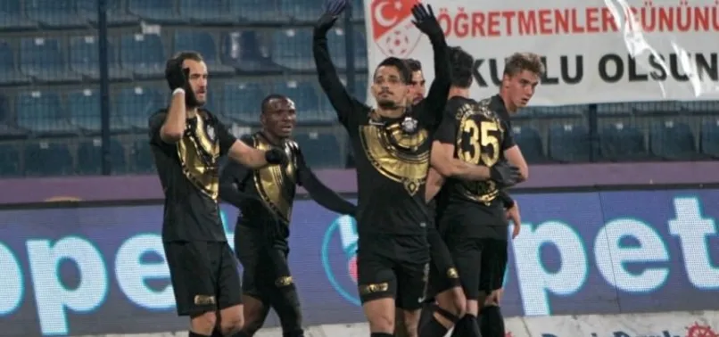 Ümit Özat'a ilk maçında acımadılar