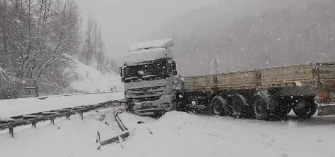 Bursa’da kar yağışı sonrası kayan TIR karayolunu kapattı