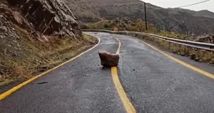 Yağış sonrası korku dolu anlar! Kaya parçaları yola yuvarlandı