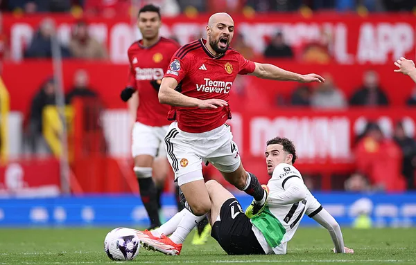 Manchester United ile berabere kalan Liverpool şampiyonluk yolunda yara aldı