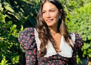 Demet Özdemir’in plaj kıyafetlerinin değeri dudak uçuklattı