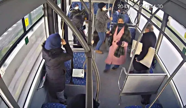 1642792702068.jpg Belediye otobüsünde zamanla yarış! Sakarya'da kalp krizi geçiren vatandaşı belediye otobüsü şoförü hastaneye yetiştirdi - 3