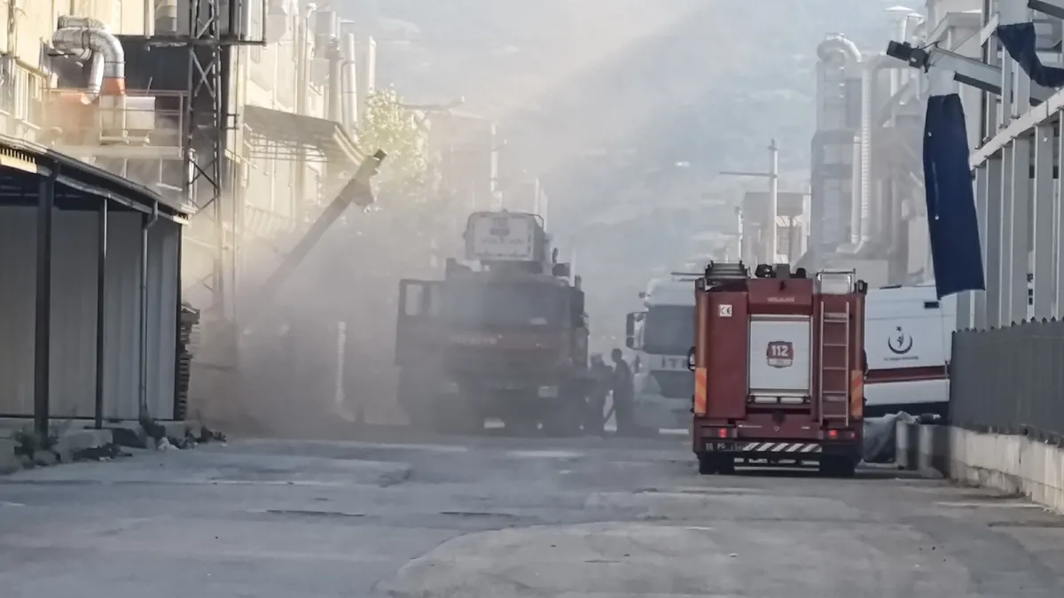 Bursa’da mobilya fabrikasında yangın paniği