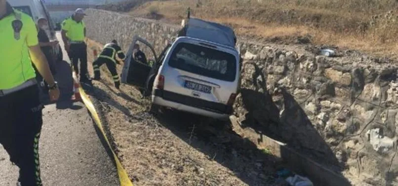 Amasya'da kontrolden çıkan araç istinat duvarına çarptı: 1 ölü 1 yaralı