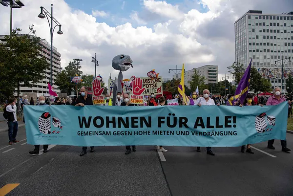 berlin-sokaklarda-artan-konut-fiyatlari-almanlari-cilgina-cevirdi-1631391205556.jpg Berlin sokaklarda! Artan konut fiyatları Almanları çılgına çevirdi - 2