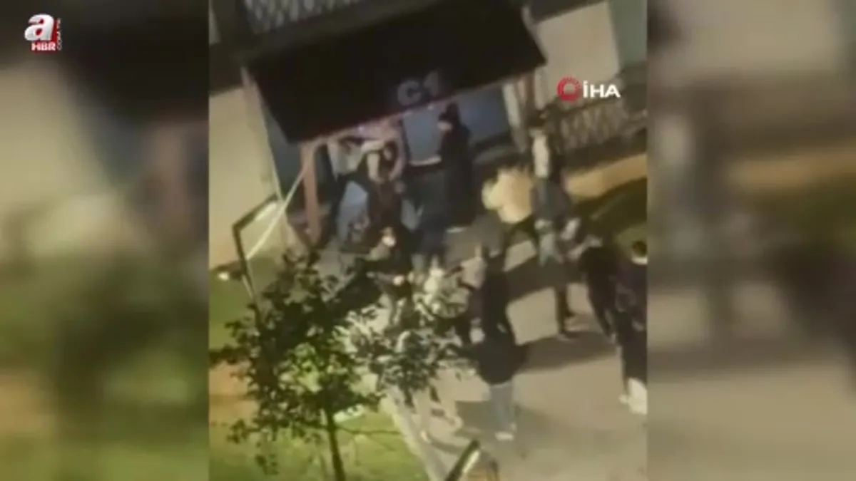 Esenyurt’ta gençler birbirine girdi ortalık savaş alanına döndü