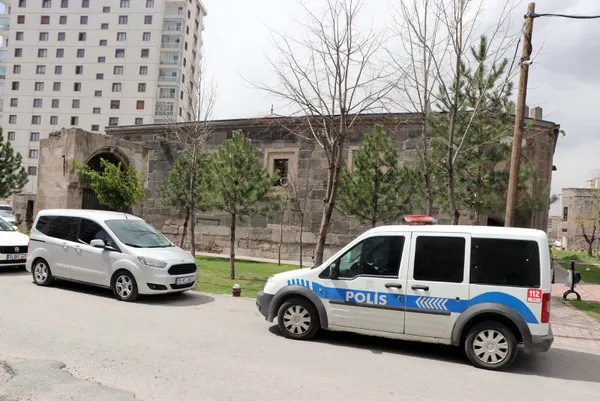 Kayseri'de cami girişinde FETÖ provokasyonu! Elebaşı Gülen'in yazdığı kitap bırakıldı - 2