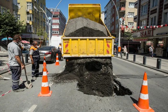 İstanbul'da facianın eşiğinden dönüldü! İSKİ'nin borusundan sızan su yolu çökertti |Video - 2
