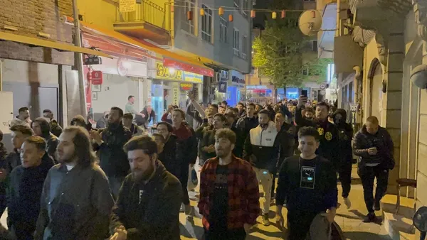 eskisehirde-trabzonsporlularin-sevinci-kursaginda-kaldi-kutlama-yaptirmadilar-1651358758505.jpg Eskişehir’de Trabzonsporluların sevinci kursağında kaldı! Kutlama yaptırmadılar! - 3