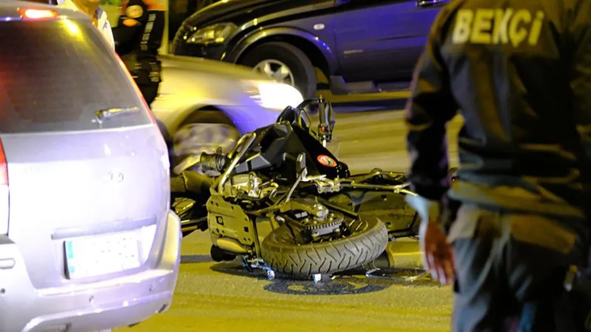 Ankara'da hafif ticari araç motosikletli polislere çarptı! 2 yaralı