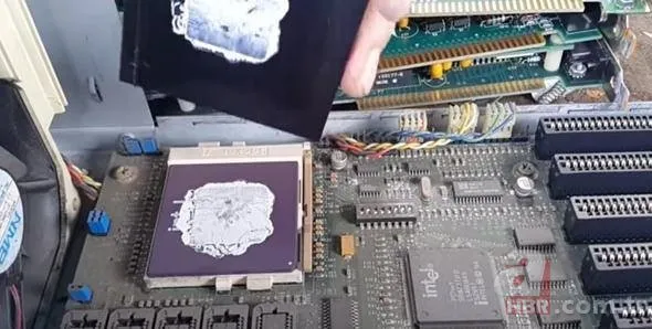 Eski bilgisayar parçalarından altın çıkardı!