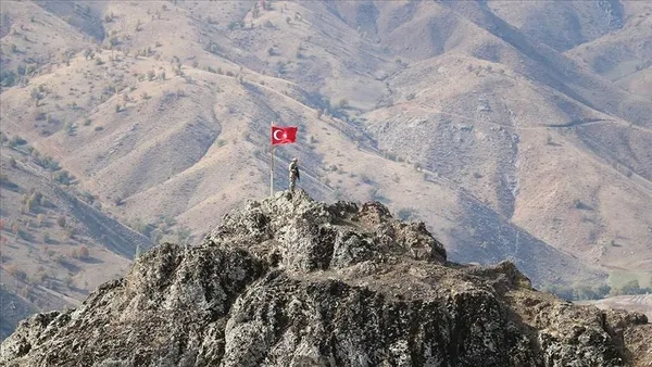 son-dakika-sehit-ismail-can-akdenizin-kani-yerde-kalmadi-icisleri-bakani-soylu-acikladi-7-terorist-daha-sari-t-1671534239763.jpg Son dakika: Şehit İsmail Can Akdeniz'in kanı yerde kalmadı! İçişleri Bakanı Soylu açıkladı; 7 terörist daha sarı torbada - 5