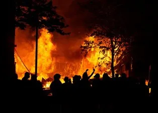 Son dakika: George Floyd'un ölümü ABD'yi cehenneme çevirdi! Polisten protestoculara şiddet: 2. Ferguson olayı