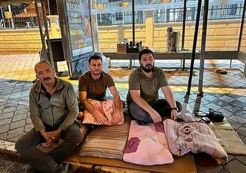 SMS'le kovulan işçilerin Iğdır Belediyesi önündeki nöbeti sürüyor