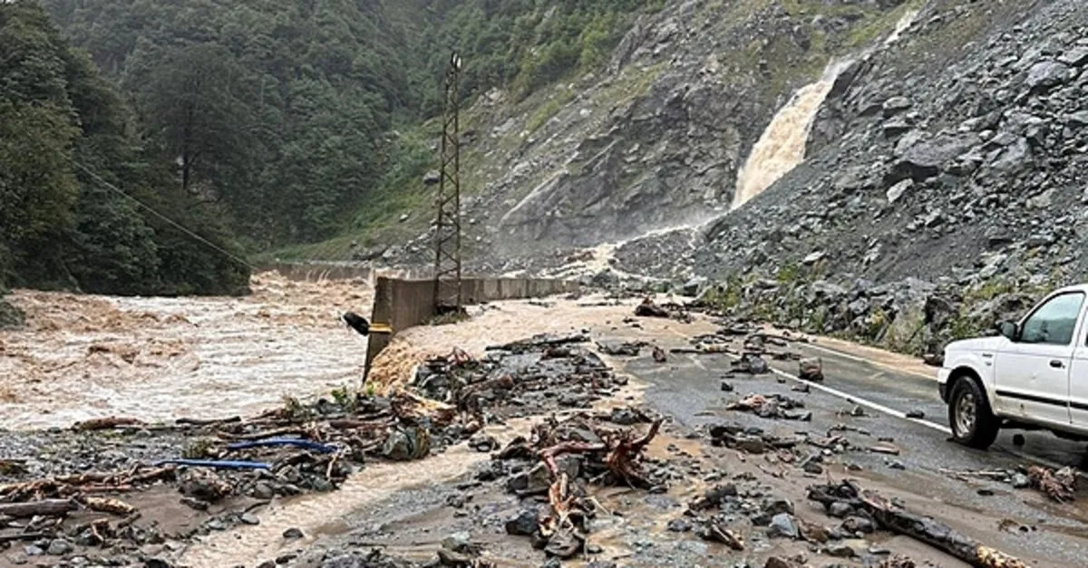 Artvin'de sağanak sonrası yollar çöktü, dereler taştı!