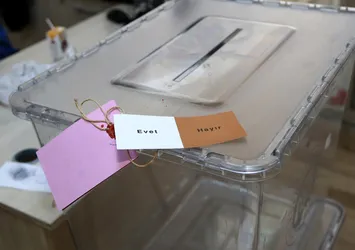 Türkiye referandum için sandık başına gidiyor