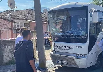 Düzce'de halk otobüsü beton direğe çarptı: 12 yaralı