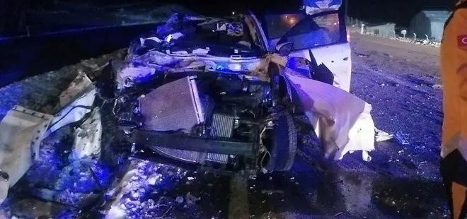 Yozgat’ta katliam gibi kaza! Otomobil tıra çarptı üç kişi hayatını kaybetti