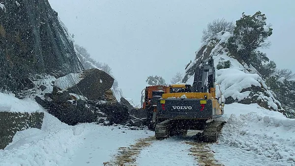 son-dakika-artvinde-heyelan-karadeniz-sahil-yolu-cift-tarafli-trafige-kapatildi-1643298451967.jpg Son dakika: Artvin'deki heyelan kamerada! Karadeniz Sahil Yolu çift taraflı trafiğe kapatıldı - 5