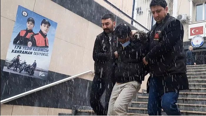 Son dakika: İstanbul'da vahşet: İmam nikahlı eşini ipte asılı halde buldu! Hem cesette hem kendisinde tırnak izleri var - 4