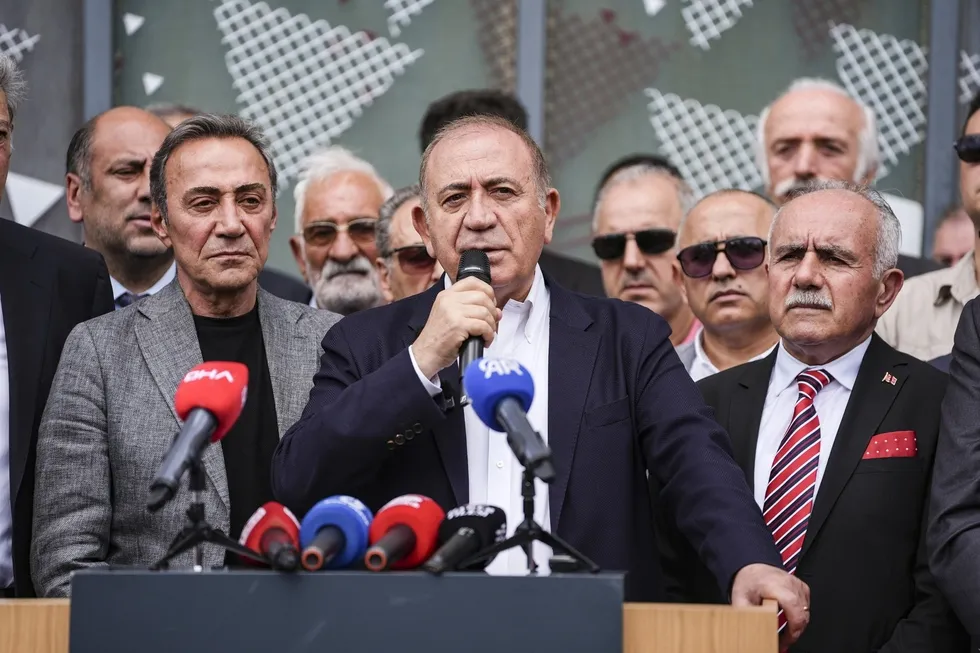 chpde-muhalifler-kanattan-govde-gosterisi-ozgur-ozel-ve-imamogluna-sert-elestiri-1779169600291.jpeg CHP'de muhalif kanattan gövde gösterisi: Özgür Özel ve İmamoğlu'na sert eleştiri - 2